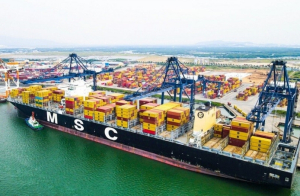 Cảng biển, cửa khẩu tấp nập ngày đầu năm
