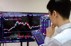 Thanh khoản sụt giảm mạnh, nhà đầu tư chứng khoán nên làm gì?