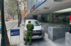 Công an phường Hàng Trống quyết tâm “Giành lại vỉa hè cho người đi bộ”