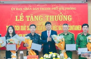 Tặng thưởng 6 tập thể có thành tích trong vụ bắt giữ 7 tấn ngà voi nhập lậu
