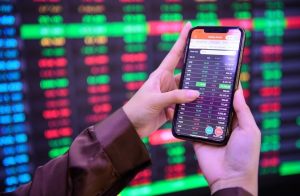 Thanh khoản tăng mạnh, VN-Index tiếp tục giảm hơn 4 điểm