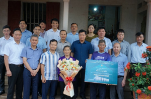 Bí thư Tỉnh ủy Bắc Giang Dương Văn Thái thăm, động viên gia đình VĐV điền kinh Nguyễn Thị Oanh
