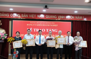 Đảng bộ Khối doanh nghiệp quận Đống Đa trao tặng Huy hiệu Đảng đợt 19/5/2023