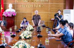 Lãnh đạo VARISME cùng Công ty cổ phần AAV Group tri ân các gia đình chính sách