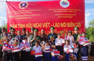 Thiếu nhi Việt – Lào cùng vui Tết Trung thu, tìm hiểu cột mốc chủ quyền biên giới