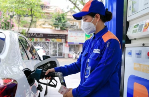 Giá xăng giữ nguyên sau 6 lần tăng lên tiếp, giá dầu tăng nhẹ