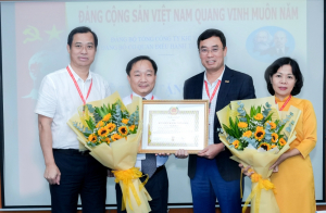 Trao tặng Huy hiệu 30 năm tuổi đảng cho đảng viên Đảng bộ Cơ quan điều hành Tổng công ty Khí Việt Nam