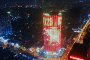 Hà Nội: Cả một tòa cao ốc rực sáng quốc kỳ cổ vũ U23 Việt Nam