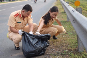 Nữ chiến sĩ CSGT xinh đẹp cặm cụi nhặt rác ngày cuối năm