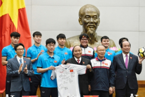 Áo và bóng đội tuyển U23 tặng Thủ tướng được đấu giá 20 tỷ đồng
