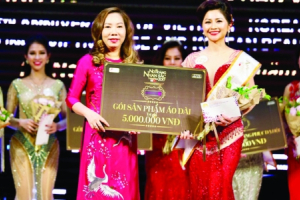 DÁNG XUÂN TRÊN NHỮNG TÀ ÁO DÀI VIỆT NAM