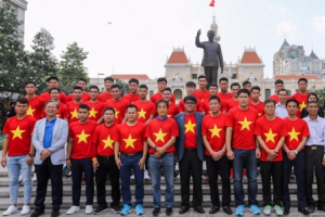 Đội tuyển U23 dâng hương tượng đài Bác Hồ trên phố đi bộ Nguyễn Huệ