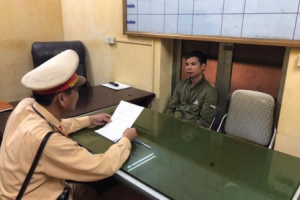 Bắt đối tượng trốn truy nã bị bắt khi đi bộ qua chốt cảnh sát giao thông