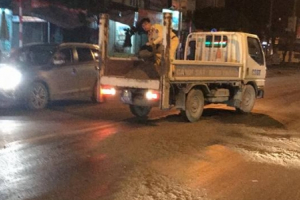Xử lý vết dầu loang trên quốc lộ 6