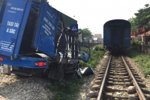 Ôtô bị tàu hỏa đâm biến dạng khi vượt qua đường sắt