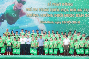 Phát động trẻ em toàn quốc bơi an toàn 