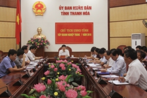 Chủ tịch UBND tỉnh Thanh Hóa Nguyễn Đình Xứng tháo gỡ khó khăn, vướng mắc cho doanh nghiệp phát triển.