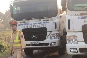 Táo tợn húc xe tải vào CSGT, cướp giấy tờ trên bàn tổ công tác