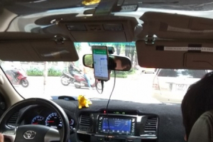 Thời 4.0: Grab đeo mào taxi, khách lên xe phải cầm theo bút ký hợp đồng?