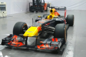 ‘Soi’ chi tiết xe đua F1 triệu USD tại Hà Nội