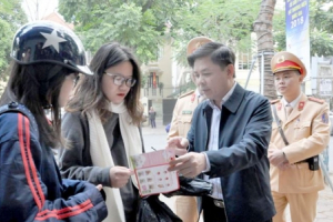 Bộ trưởng Giao thông ra đường tuyên truyền luật
