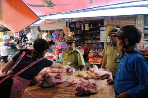 Kiểm soát chặt thị trường thực phẩm trong dịp Tết Dương lịch và Nguyên đán