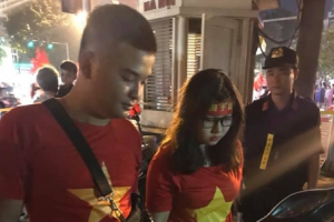 Tạm giữ đối thanh niên mang pháo sáng đi cổ vũ bóng đá