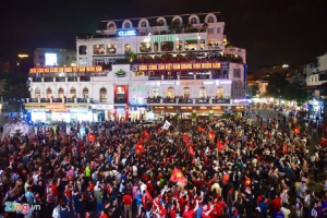 Người Việt Nam khắp nơi đổ ra đường hò reo mừng chiến thắng