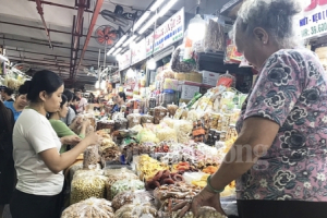 Thị trường bánh mứt tết - Thưa vắng người mua