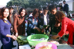 Cùng các cô giáo trổ tài gói bánh chưng