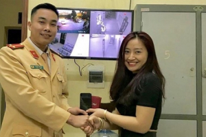 28 Tết, cô gái Hải Dương cực may mắn khi nhận lại được chiệc ví đánh rơi từ CSGT