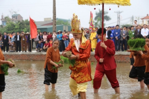 Độc đáo Lễ hội Vua Hùng dạy dân cấy lúa