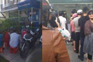Khổ như đi rút tiền ngày Tết: Chạy xe vài km tìm cây ATM, mang theo cả ghế nhựa ngồi xếp hàng chờ đến lượt