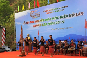 Dăklăk Khai mạc giải đua thuyền độc mộc tại hồ Lăk 