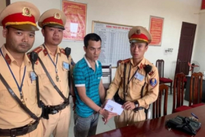 Hà Nội: Đội CSGT số 8 phát hiện và bắt giữ đối tượng tàng trữ ma túy