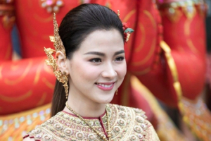 Cận cảnh nhan sắc cực phẩm của 'nữ thần Thungsa' trong lễ Songkran 2019