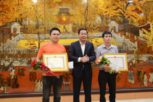 Chủ tịch UBND TP Hà Nội tặng Bằng khen cho phóng viên dũng cảm bắt cướp