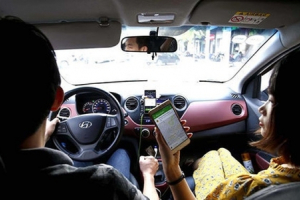 Grab tiếp tục phản đối “đeo mào” như taxi truyền thống
