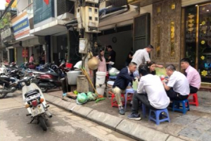 Tràn lan vi phạm trật tự đô thị trên phố Phạm Hồng Thái