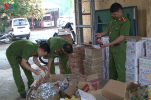 Bắt giữ khối lượng lớn thực phẩm và phụ gia thực phẩm nhập lậu