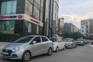 Cư dân nhà thu nhập thấp đầu tiên ở Hà Nội 'giành giật' chỗ để ô tô