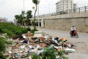 Rác thải "bủa vây" tuyến phố mang tên nhà tư sản Trịnh Văn Bô