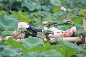 Cô giáo tiểu học chụp cùng sen vừa nền nã vừa gợi cảm