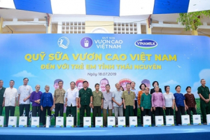 Quỹ sữa vươn cao Việt Nam và Vinamilk trao tặng 70.000 ly sữa cho trẻ em tỉnh Thái Nguyên