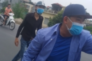 Hà Nội: Vừa ra khỏi trụ sở UBND phường, nhóm phóng viên bất ngờ bị chặn đánh tới tấp