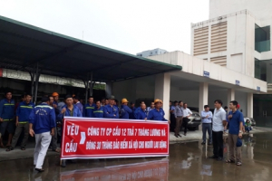 Công nhân biểu tình yêu cầu Công ty cổ phần Cầu 12 thanh toán tiền lương và nợ bảo hiểm xã hội