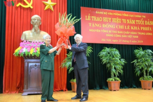 Trao Huy hiệu 70 năm tuổi Đảng tặng nguyên Tổng Bí thư Lê Khả Phiêu