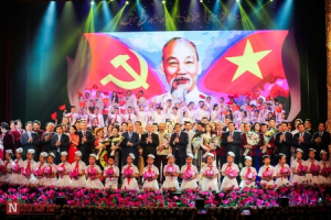 Thủ tướng Nguyễn Xuân Phúc dự chương trình nghệ thuật 'Lời Bác dặn trước lúc đi xa'