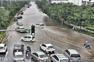Nhiều tuyến đường ở Hà Nội mênh mông biển nước do bão số 3