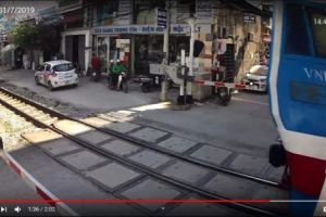 Phạt nguội lái xe taxi “Vượt rào chắn đường ngang di chắn đang dịch chuyển” trên đường sắt